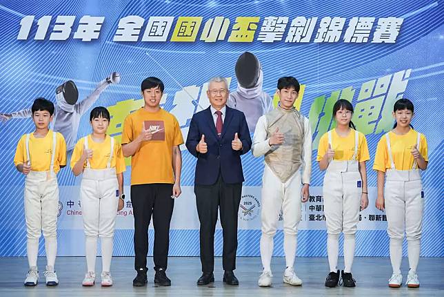 理事長張煥禎（左四）和巴黎奧運選手陳弈通(左五)一起為即將到來的全國國小盃擊劍錦標賽選手們加油打氣。官方提供