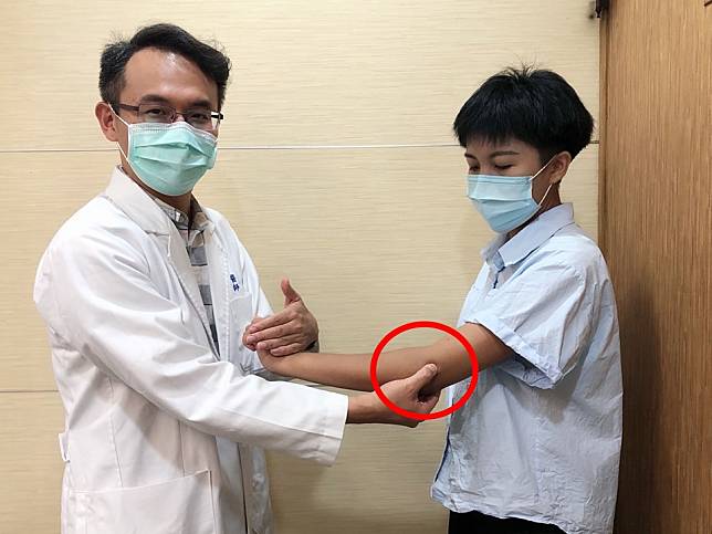 祥太醫院復健科主任羅嘉元醫師，以超音波導引「羊膜絨毛膜異體移植物」注射，治療「網球肘」成效佳。﹙記者張誼攝﹚