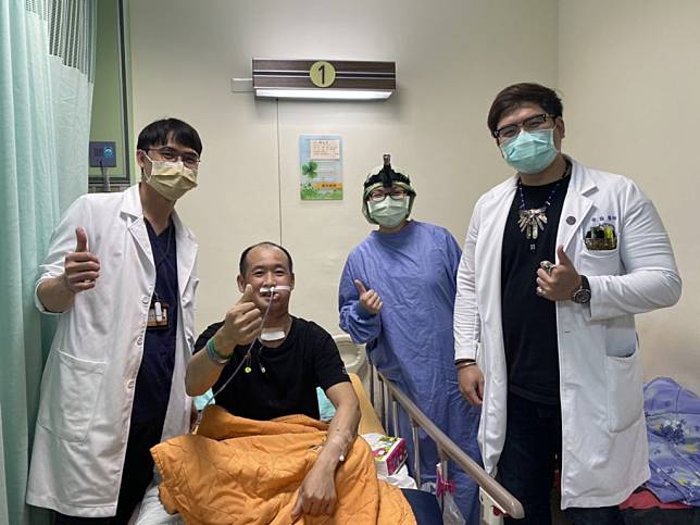 小港醫院團隊完成首例耳鼻喉科與整形外科合作執行口腔癌治療與重建，讓病人切除腫瘤後仍保持嘴唇外觀及顏面功能，重拾笑容。 （記者王正平攝）