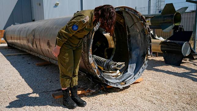 以色列國防軍4月16日展示防空系統攔截的伊朗彈道飛彈殘骸。美聯社