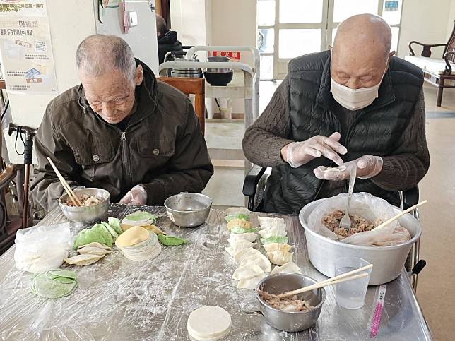 彰化榮家邀請養護堂長輩一起親手包水餃，以象徵「吉祥如意」的元寶，期望長輩都能平安健康。（記者張溎壕攝）