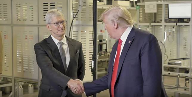 蘋果執行長Tim Cook日前帶領美國總統川普，參觀蘋果Mac Pro德州工廠，試圖釋出善意，換得關稅豁免的機會。   圖：翻攝自White House／YouTube