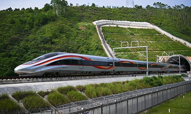 This photo taken on Sept. 13, 2024 shows an experimental high-speed train running along the Longyan-Longchuan High-Speed Railway in south China's Guangdong Province. (Xinhua/Deng Hua)