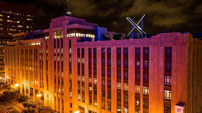 馬斯克日前將Twitter更名為「X」，並在美國加州舊金山總部頂樓裝上新Logo，閃爍的燈光引發居民不滿。（AP）