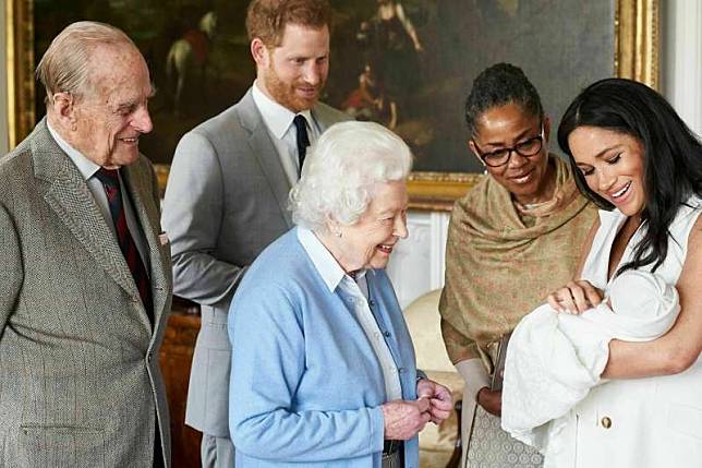 2019年5月8日，英國女王伊莉莎白二世探視新出生的孫子亞契（AP）