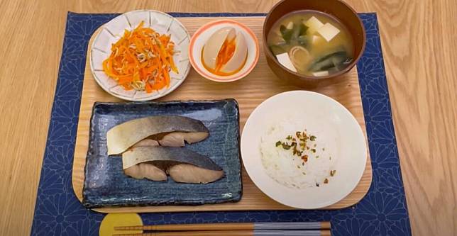 西京燒和味噌湯（Mingsze明思 YouTube片段截圖）