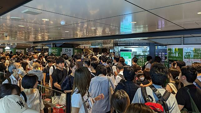 日本東京車站擠滿盂蘭盆節的返鄉人潮。翻攝Twitter＠C_Rapid_Ebisu