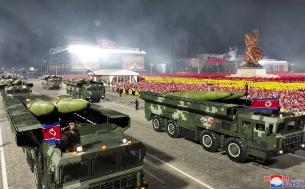 北韓慶祝「祖國解放戰爭勝利70週年」閱兵，公然秀出可搭配核彈頭導彈。 圖 : 翻攝自朝中社