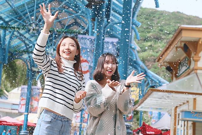 ▲「歡樂大街雪中漫步」可體驗在歡樂大街上從天空中緩緩飄下細白雪花，配上二旁的造景建築物，就像身處小小聖誕村喔！（圖/遠雄海洋公園)