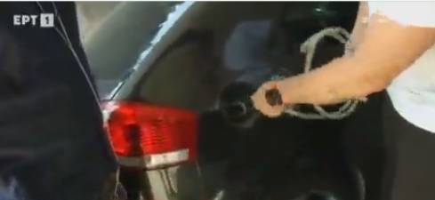 希臘電視台教民眾如何從汽車中取的汽油，引發爭議。   圖：擷取自希臘電視台畫面