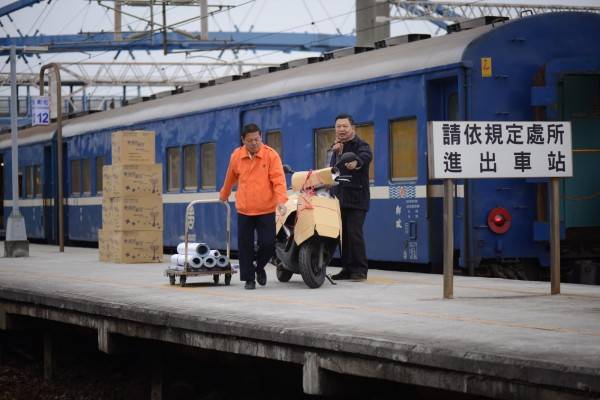 因民間貨運興起，台鐵決定將終止近60年的行李包裹列車服務，未來火車託運機車畫面將走入歷史。(資料照)