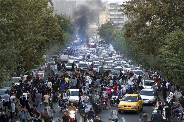 伊朗首都德黑蘭抗議道德警察打死沒戴好頭巾的女性。美聯社