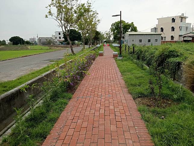 下營區公所針對雜草叢生的新興里頂港中排的水利用地，爭取都發局補助好望角計畫改善，鋪設草皮設置紅磚步道及磚砌座椅，方便民眾休憩。(下營區公所提供)