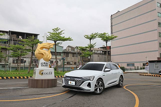 Audi Q8 e-tron 獲頒《2024車訊風雲獎 最佳進口豪華中大型電動車》