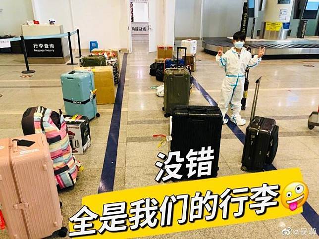 吳尊全家遷至中國，帶了23箱行李， 一雙兒女也同行。（翻攝自吳尊微博）