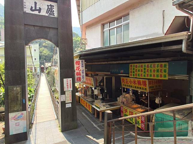 廬山吊橋依舊，但只剩零星遊客