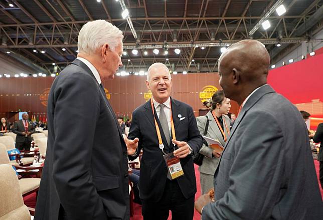 Guests communicate at the opening ceremony of the second China International Supply Chain Expo (CISCE) in Beijing, capital of China, Nov. 26, 2024. (Xinhua/Xing Guangli)