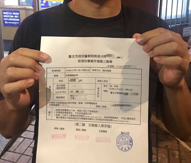 「在不瘋狂就等死」旗下40個臉書粉絲專頁遭駭，向台北市南港警分局同德派出所報案。(記者姚岳宏翻攝臉書)