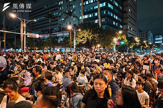 繼318學運後，立法院外又聚集大批民眾舉辦「國會濫權，民主倒退，公民搶救，立院集結」行動。入夜後參與民眾陸續增加，人潮已至中山南路。（資料照，洪煜勛攝）