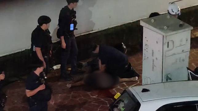 路人被撞倒失去呼吸心跳，救護人員緊急進行急救。民眾提供