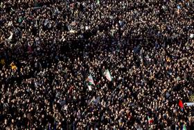 2026年3月1日，伊朗民眾聚集在德黑蘭革命廣場，哀悼最高領袖哈米尼死於美國及以色列的攻擊。路透社