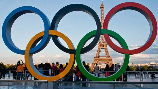 圖為巴黎艾菲爾鐵塔與奧運五環標誌。美聯社