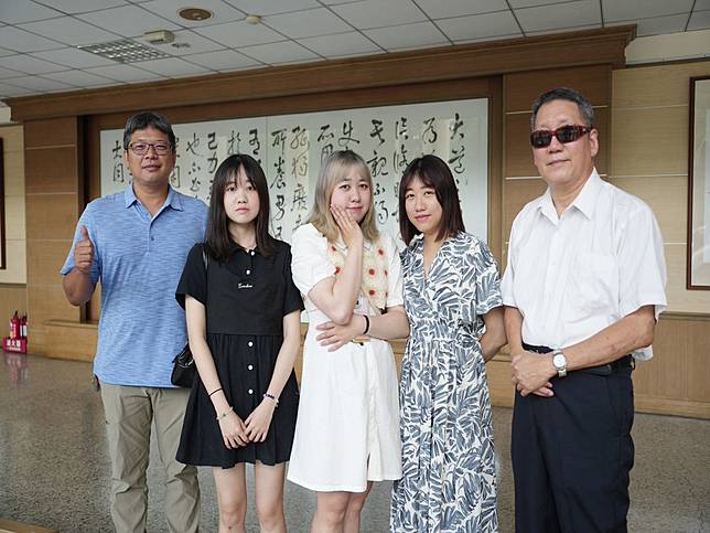 譚家四姊妹先後就讀興大進修部，一家6口都是興大人，興大分享學習故事。（圖：興大提供）