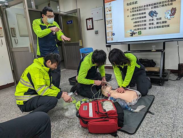 消防七堵分隊在救護操作訓練時，強調在OHCA救護案件時，不斷的CPR是救命的關鍵。（記者張上耕翻攝）