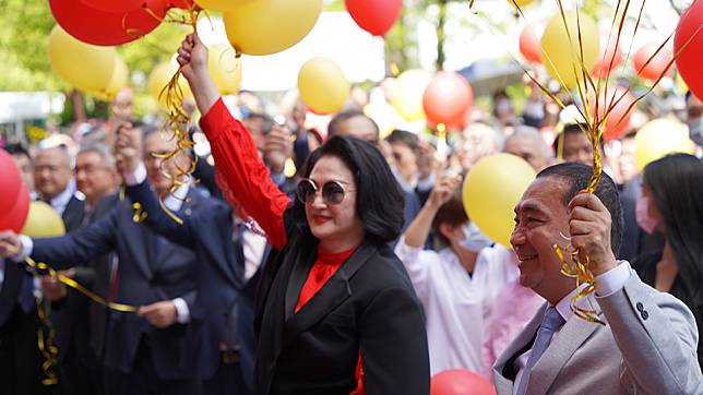 國民黨總統參選人侯友宜二十八日參加裕隆集團七十週年慶，與集團執行長嚴陳莉蓮共同拉開緞帶放出巨型氣球，象徵裕隆城正式開幕。（記者蔡琇惠攝）