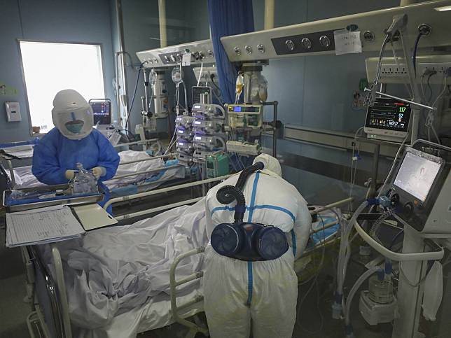 一名長居武漢市的77歲香港人，懷疑感染新型冠狀病毒死亡。（美聯社資料圖片）