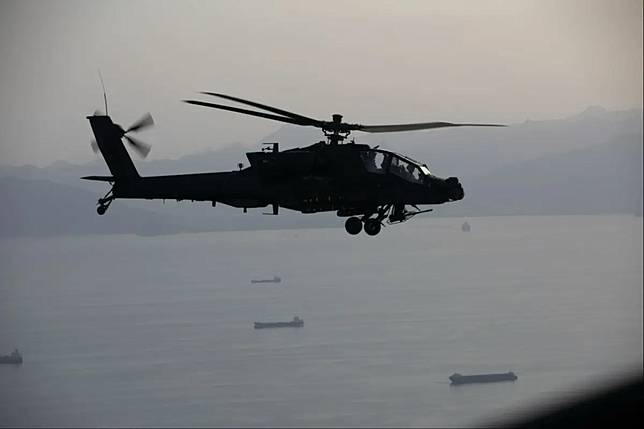 ▲一架美軍阿帕契攻擊直升機於9日在荷姆茲海峽執行任務時遭擊落。（圖／翻攝自X@CENTCOM）