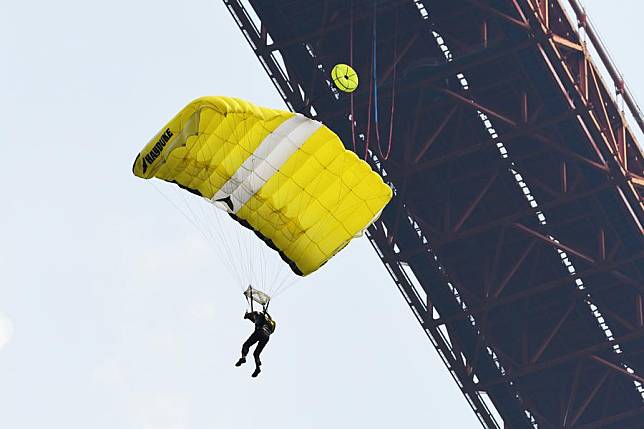 A foreign participant competes during the International High Bridge Extreme Sports Invitational Tournament in southwest China's Guizhou Province, Sept. 24, 2024.(Xinhua)