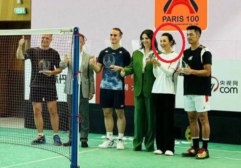 張曼玉在法國打羽毛球表演賽。翻攝出海隊長Danni小紅書