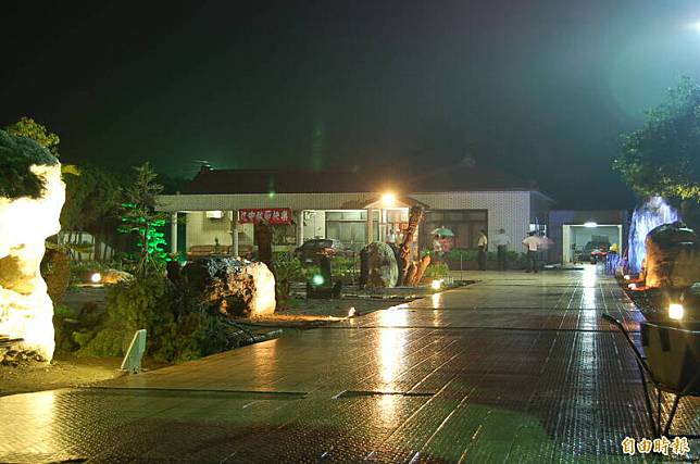 2007年中秋節，李醫師邀地方鄉親進洪若潭宅院烤肉、唱歌，烤完立刻下雨。(資料照，記者顏宏駿攝)