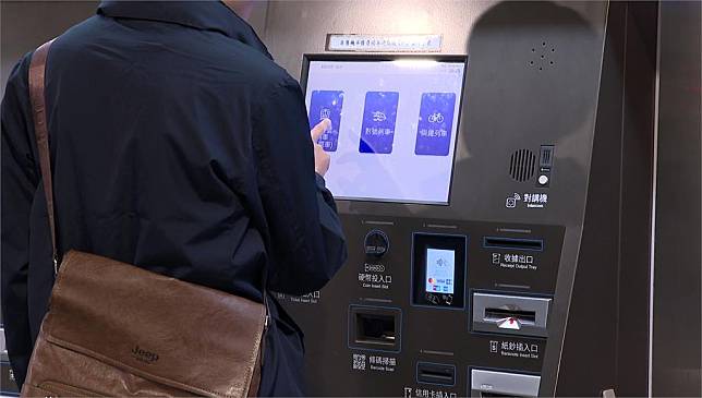 台鐵新款售票機難用，被民眾抱怨連連，還無法辨識假錢幣。圖／台視新聞