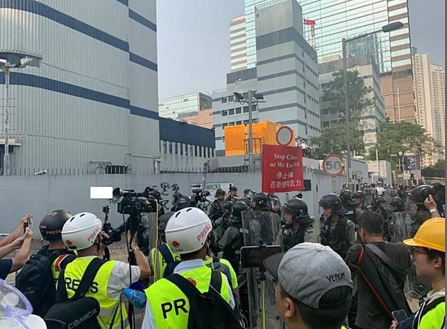警方在警署外舉紅旗警告(商台新聞 郭智晴攝)