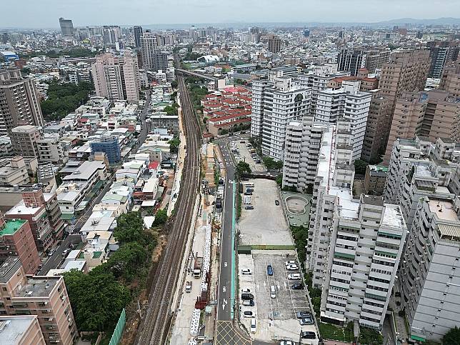 桃園鐵路地下化預計123年9月全線完工通車，央行打炒房之下，沿線房屋交易量縮，也有價格向下修正的站點。圖／取自桃園市政府都發局