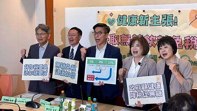綠委鍾佳濱等人推無糖飲免稅。（圖／鍾佳濱辦公室提供）