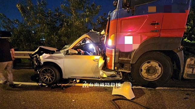 國道一號北上288K新營段今（22日)晚間5時左右發生連環追撞車禍。（圖／台南道路救援（張家班）提供）