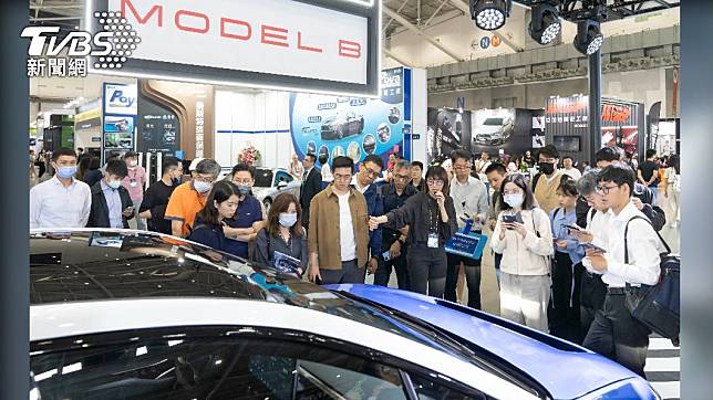 鴻海在國際車用電子展展出電動車。（圖／鴻海提供）