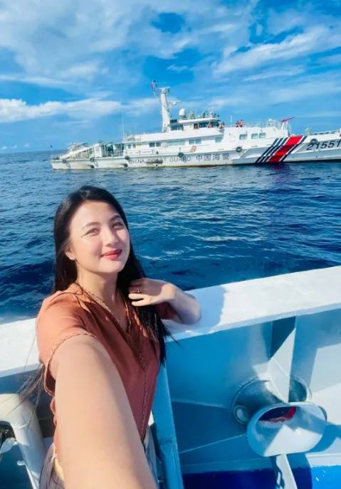 菲律賓美女記者比安卡·達瓦，在仁愛礁中國與菲律賓船隻對峙的現場自拍。 圖 : 翻攝自臉書