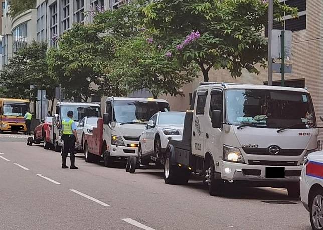 人員拖走阻路違泊車輛。