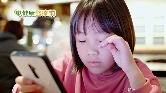 都市化、數位化影響加速兒童近視度數增長，台灣兒童近視的比例在東亞國家中名列前茅。高度近視恐導致早發性白內障、視網膜剝離、近視性黃斑部病變和青光眼等威脅。