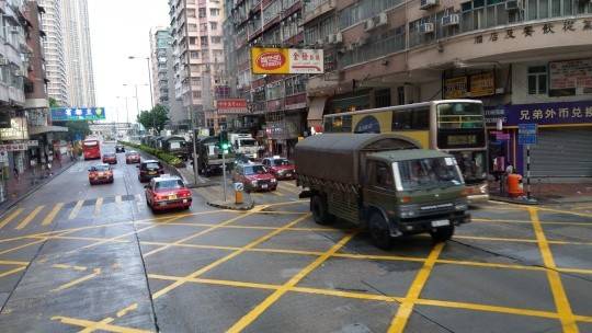 香港網路今天上午瘋傳，中國人民解放軍接近20輛軍車今晨出現在香港市區，許多網友擔心可能會在8月18日採取行動。(圖擷取自LIHKG)