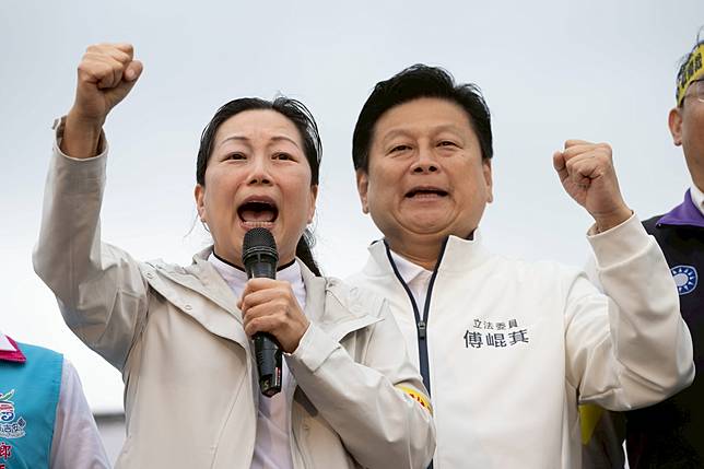 傅崐萁夫婦建立的人脈已深入花蓮各地，講究排場的他們不只紅白包出手闊綽，縣府更年年提高宗教禮俗預算，今年甚至成長至1.8億元。圖為2025年4月，傅崐萁與徐榛蔚於國民黨凱道活動向群眾高喊口號。（攝影／楊子磊／資料照片）