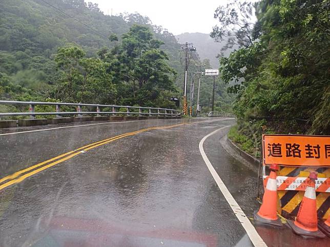 台９線南迴公路屏東路段及台９戊線安朔草埔路段，二日上午九時三十分開放通行後，二日晚間七時將再預警性封閉。（記者鄭伯勝翻攝）