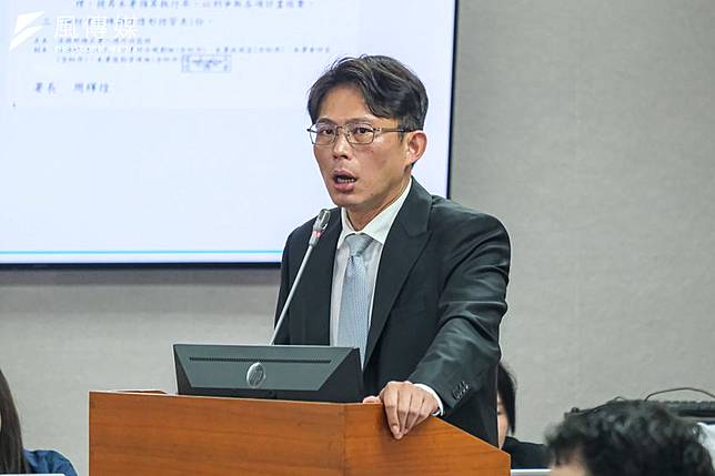 民眾黨主席黃國昌質疑，為何八德外役監工程的廠商敢擺爛、超過合約的期限這麼久？（劉偉宏攝）