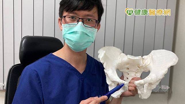 對複雜的骨盆骨折，現在可以運用3D列印技術，在手術前先模擬出病人的骨盆，做好術前規劃，可以減少病人的手術時間，傷口也能更微創，病人後續復健恢復較快。