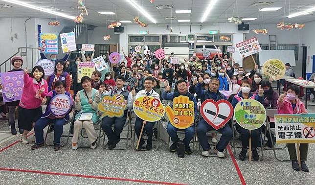 暖暖區衛生所與暖暖親子館、暖暖圖書館、碇安里里辦公處與碇安里發展協會合力推拒菸。(記者鄭鈞云攝)