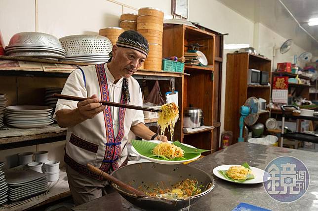 南賢天擁有乙級廚師執照，利用太太娘家販售的米粉，設計「阿嬤的炒米粉」料理。